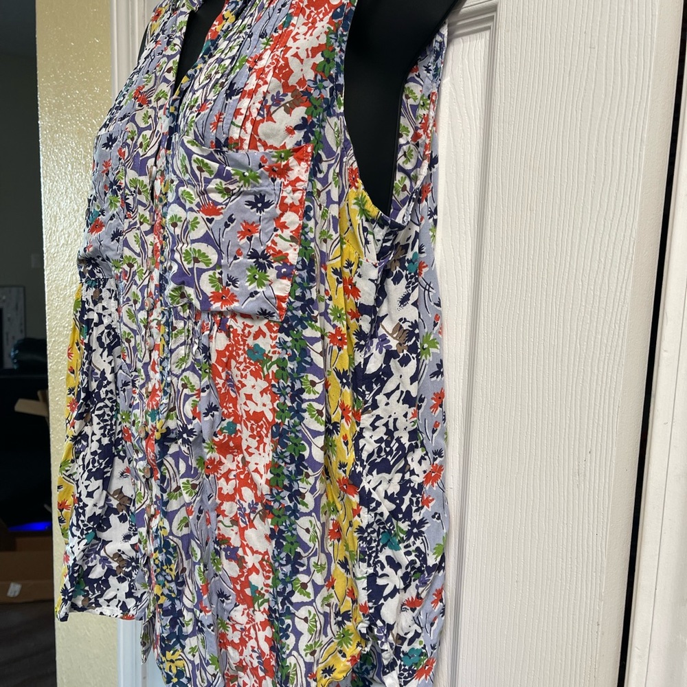 Sleeveless Floral Patchwork V-Neck Top in Multi - Picture 4 of 6